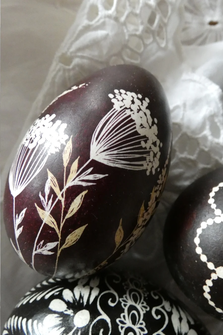 Pisanka batik w czerni - różne wzory