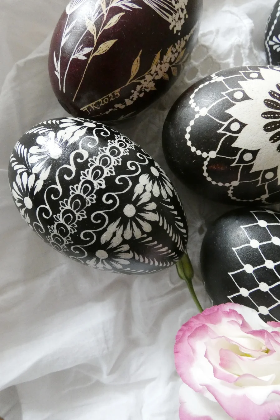 Pisanka batik w czerni - różne wzory