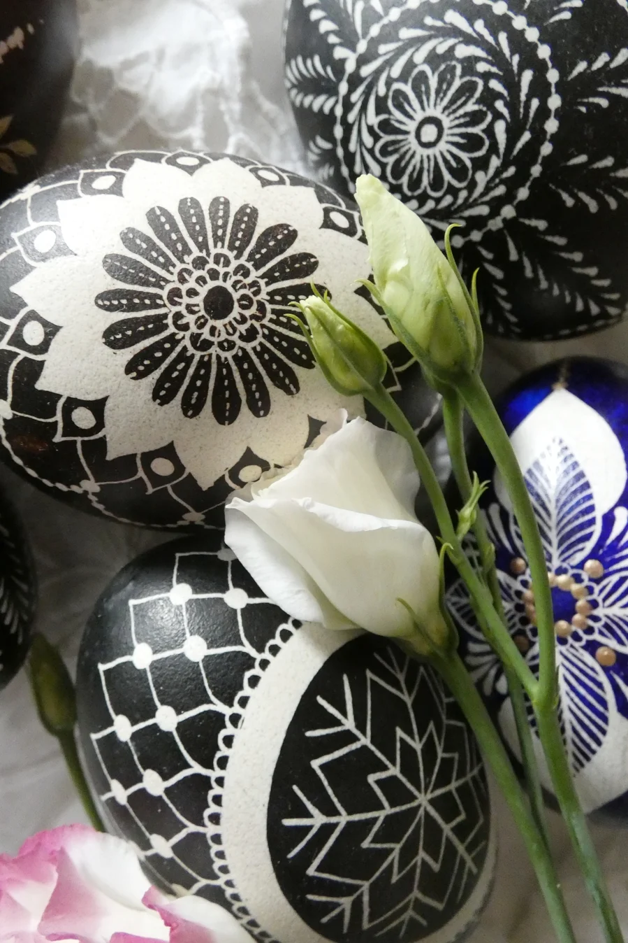 Pisanka batik w czerni - różne wzory