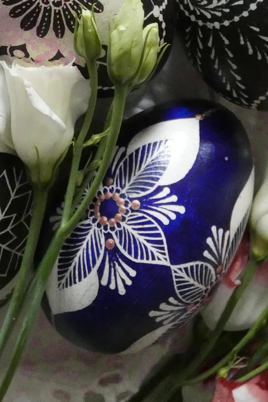 Pisanka batik w czerni - różne wzory