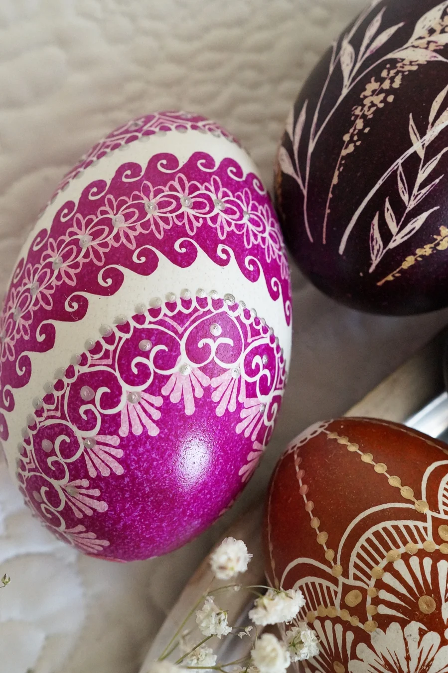 Tradycyjna pisanka batikowa - różne wzory i kolory